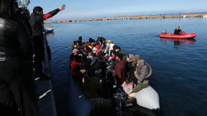 Turkiet stoppar trafiken till Lesbos som för farlig. Lokalinvånare på Lesbos försöker hindra en båt med migranter att ta i land.