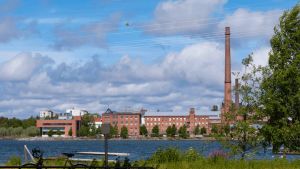 Servicearbete pågår på kraftledningen. En servicearbetare hänger i en högspänningsledning.