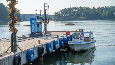 Båt vid brygga.