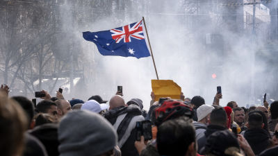 Bild på Australiens flagga och en folkmassa.