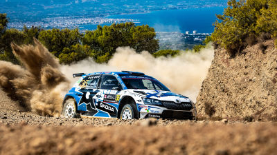 Emil Lindholm kör rally i Grekland.