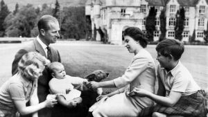 Den brittiska kungafamiljen den 9.9.1960. Bild på den brittiska kungafamiljen tagen 9.9.1960