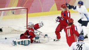 Finland gjorde fyra mål i semifinalen mot Ryssland. Selänne och Lehtinen ser när pucken går in bakom den ryske målvakten Nabokov.
