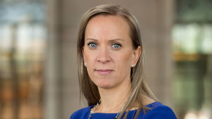 Informellt har jag förstått att det sitter några tjänstemän och funderar på det här, men vi har inte kommit till några politiska beslut ännu, säger Bergqvist. En kvinna i långt ljust hår poserar framför riksdagshuset.