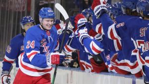 Kakko har nätat endast en gång den här säsongen. Kaapo Kakko firar sitt första NHL-mål.