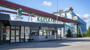 UPM:s nedläggningshotade pappersfabrik i Jämsä. Kaipolan paperitehtaan keskusportti.