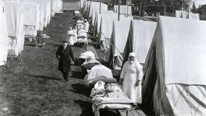Tältsjukhus i Brookline, Massachusetts, för insjuknade i spanska sjukan. Läkare och sjuksköterskor tar hand om influensafall. Oktober 1918. Tältsjukhus i Brookline, Massachusetts, för insjuknade i Spanska sjukan, där läkare och sjuksköterskor tar hand om influensafall. Oktober 1918.