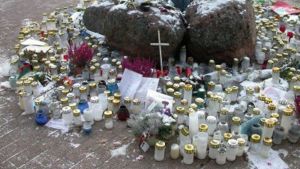 Utanför Myyrmanni efter bombdådet 2002 Utanför Myyrmanni efter bombdådet 2002