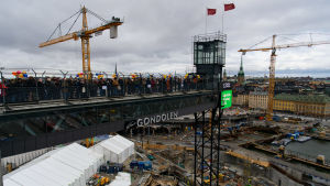 Slussenbygget påverkar många stockholmares vardag. Folk på Katarina gångbro och Slussenbygget nedanför.