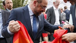 De tyska socialdemokraternas ordförande Martin Schulz håller i en regnbågsflagga. Alex Schulz, ordförande för de tyska socialdemokraterna, håller upp en regnbågsflagga.