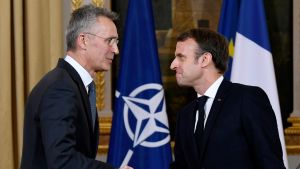 Emmanuel Macron träffade Natos generalsekreterare Stoltenberg i Paris i slutet av november. Jens Stoltenberg skakar hand med Emmanuel Macron.