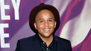 Rashad Robinson, ordförande för Color of Change är inte övertygad av Facebooks svar på kritiken. Rashad Robinson som är ordförande för en medborgarrättslig rörelse i USA poserar framför en vit och lila vägg iklädd en svart hatt och kostym.