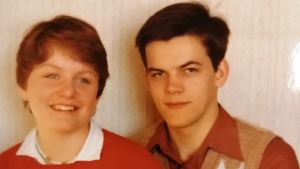 Den 23 februari 1981 förlovade sig Eivor och Christer. Ett gulnat fotografi av en kvinna och en man som ler mot kameran.