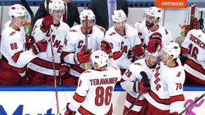 Carolina vann de två sista drabbningarna mot New York Rangers med klara siffror. Carolina Hurricanes spelare firar.