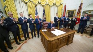 Fredsavtalet mellan Förenade Arabemiraten och Israel undertecknades i Vita huset i Washington DC. Donald Trump var tredje part i förhandlingarna. Representanter för Förenade Arabemiraten och Israel har undertecknat ett fredsavtal i Vita huset. I mitten Donald Trump som var tredje part i avtalsförhandlingarna.