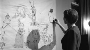 Tove Jansson piirtää muumihahmoja