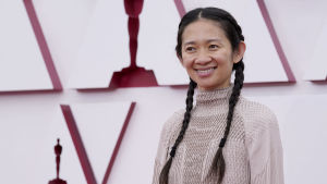 Chloé Zhao vann pris för bästa regi för Nomadland. Regissören Chloé Zhao på Oscarsgalan 2021. Zhao regisserade filmen Nomadland.