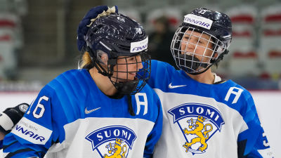 Petra Nieminen och Michelle Karvinen jublar.