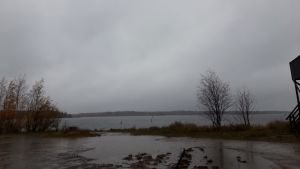 Platsen där det hände, Storgrundet, ger inte ångest. Stenman berättar att platsen också ger positiva minnen, ett kompispar har till exempel gift sig på ön. Stranden vid Storgrundet i Karleby.