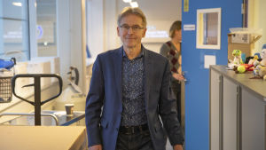 Seppo Ylä-Herttuala vid Östra Finlands universitet. Seppo Ylä-Herttuala kävelee käytävällä