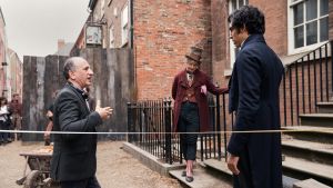 Armando Iannucci och skådespelarna Peter Capaldi och Dev Patel. På bilden syns regissören Armando Iannucci (till vänster) ge instruktioner till skådespelarna Peter Capaldi och Dev Patel under inspelningarna av den nya David Copperfield-filmen. Skådespelarna är iklädda kläder tidtypiska för 1800-talet.