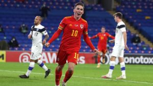 Harry Wilson gav Wales ledningen i första halvlek. Harry Wilson jublar efter ett mål.