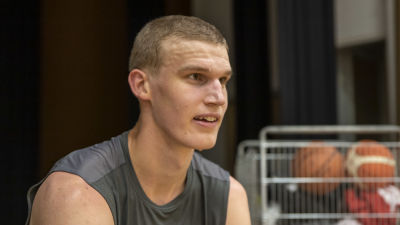 Lauri Markkanen svettas.