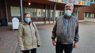 Maj-Britt Skog och Per-Olof Skog utanför Nickby social- och hälsostation.