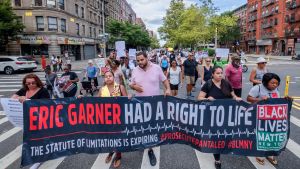 Demonstranter i New York protesterar mot polisvåld tidigare i år och kräver rättvisa för Eric Garner, som dödades av en polis. Polisen avskedades från sitt jobb tidigare i höst. Demonstranter i New York kräver kräver insatser för att minska på polisvåldet. Den 11 augusti 2019.
