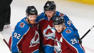 Colorados förstakedja har hittat rytmen. Landeskog, Rantanen och MacKinnon jublar efter ett mål.