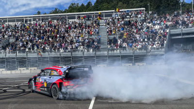 Thierry Neuville gör "donitsar" framför publiken.