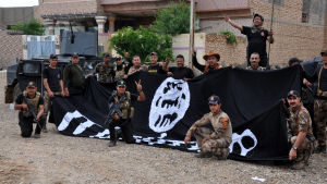 Irakiska specialstyrkor poserar med Islamiska statens flagga efter återerövringen av staden Heet i västra Irak 14.4.2016 Irakiska specialstyrkor poserar med Islamiska statens flagga efter återerövringen av staden Heet i västra Irak 14.4.2016