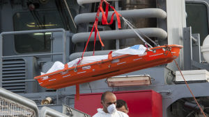 Kvarlevorna efter en drunknad migrant på ett fartyg i Pieta, Malta i oktober 2013