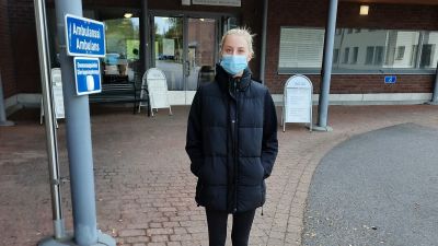 Emma Aalto står utanför Sibbo social- och hälsostation.