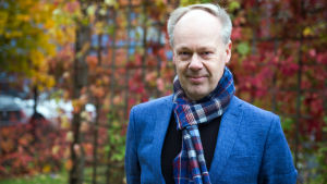 Utifrån statistiska nyckeltal som beskriver region-, befolknings- och samhällsstruktur, tillväxt, konkurrenskraft och sysselsättning samt boende, mobilitet och ärendehantering står Borgå och Lojo i ett positivt beroendeförhållande till huvudstadsregionen, enligt Timo Aro. Arkivbild. En medelålders man i blå kavaj i höstvy.
