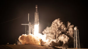 SpaceX:n Falcon Heavy on voimakkain tällä hetkellä käytössä oleva kantoraketti. Kolmea Falcon 9:n ensimmäistä vaihetta käyttävä raketti pystyy nostamaan lähes 64 tonnin kuorman kiertoradalle. Falcon 1:n ja Falcon Heavyn välillä on vain vuosikymmen. Falcon Heavy nousee lentoon.