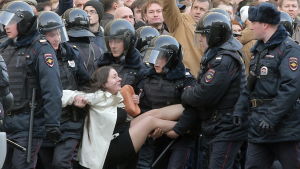 Rysk kravallpolis bär bort en demonstrant under protesten i Moskva 27.3.2017