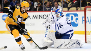 Kasimir Kaskisuos NHL-debut innebar sex insläppta mål. Zach Aston-Reese bromsar framför Kasimir Kaskisuo.