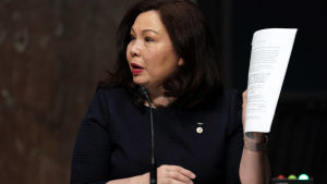 Senatorn Tammy Duckworth från Illinois har blivit ett intressant namn i vicepresidentspelet. Tammy Duckworth håller i ett dokument.
