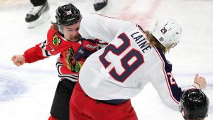 I matchen mot Chicago rök Brandon Hagel och Patrik Laine ihop. I matchen mot Chicago rök Brandon Hagel och Patrik Laine ihop.