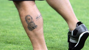 Maradona lät tatuera sin hjälte och andra far Fidel Castros ansikte på sitt vänstra ben Ett foto på Maradonas ben, på vänstra benet finns en tautuering av Fidel Castros ansikte