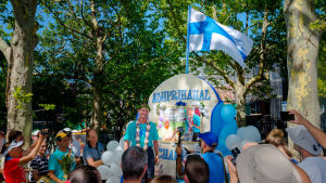 Aalto firar det nya rekordet. Asphrihanal Pekka Aalto efter ultraloppet