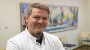 Överläkare Markus Granholm vid Malmska i Jakobstad. Lääkäri Markus Granholm katsoo kameraan.