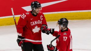 Dylan Cozens och Connor McMichael gjorde varsitt mål för Kanada. Dylan Cozens och Connor McMochael firar mål.