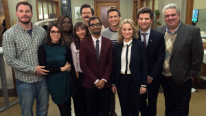 Parks and Recreation bjuder på sju säsonger att gotta sig i. Men passa på att se serien nu, för då mars är slut finns serien inte mer tillgänglig på HBO Nordic. bild på hela teamet som gör Parks and recreation