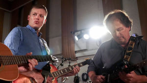 Kaj och Kjell stämmer upp Paperback writer? Kaj Korkea-aho och Kjell Westö spelar gitarr i Abbey road studion i London.