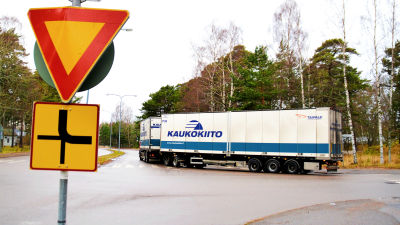 En långtradare med texten Kaukokiito på släpet i en korsning i Hangö.