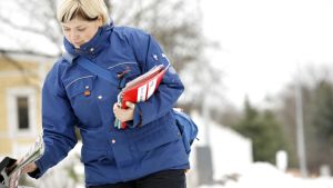 HS skulle gilla om all post delades ut med morgontidningen. Postiljon delar ut brev