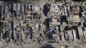 Raserade byggnader i Haiti efter jordbävningen 2010. Haitis huvudstad Port-au-Prince i ruiner efter jordbävning den 12.1.2010