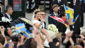 Bröllop är dyrt. Kungen ansökte om extra pengar när kronprinsessan gifte sig. De nygifta visade upp sig för folket